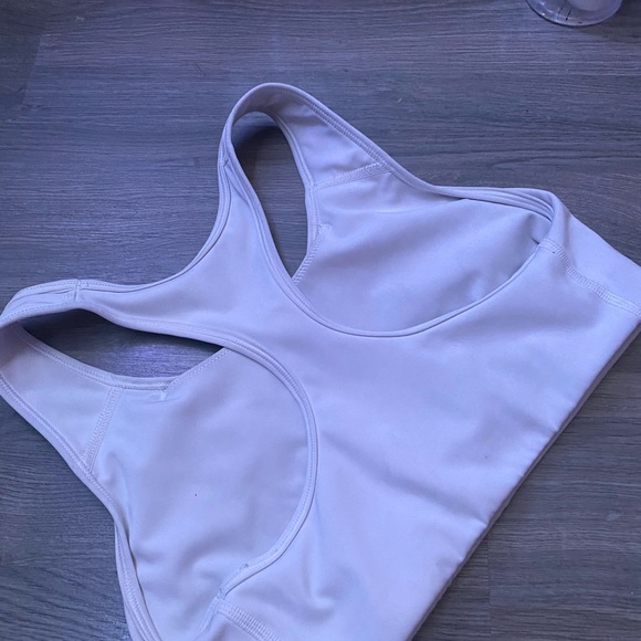 worn size medium white nike sports bra mid compression - Picture 3 of 3